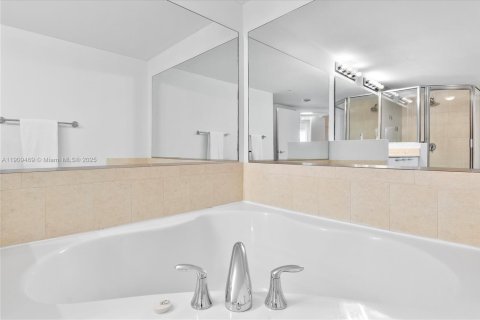 Condo in Sunny Isles Beach, Florida, 2 bedrooms № 1965172 - photo 24