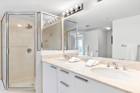 Condo in Sunny Isles Beach, Florida, 2 bedrooms № 1965172 - photo 25