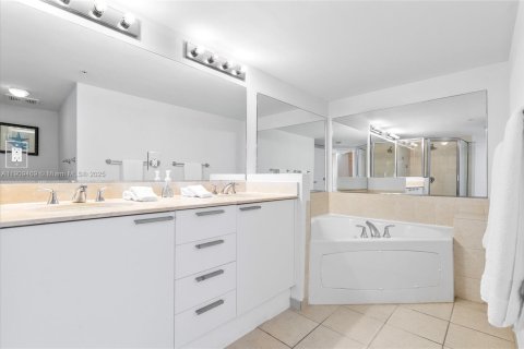 Condo in Sunny Isles Beach, Florida, 2 bedrooms № 1965172 - photo 23