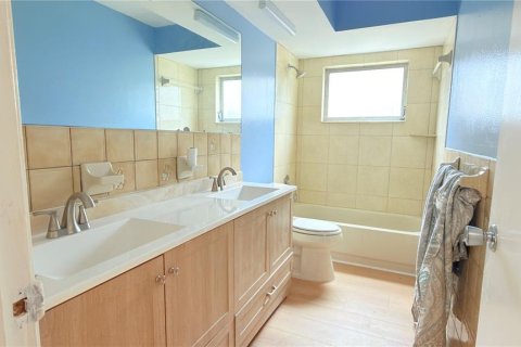 Commercial property in New Port Richey, Florida 4 bedrooms, 228.91 sq.m. № 2377884 - photo 6