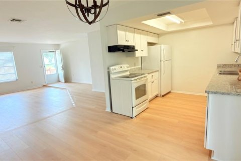 Commercial property in New Port Richey, Florida 4 bedrooms, 228.91 sq.m. № 2377884 - photo 4