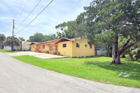 Commercial property in New Port Richey, Florida 4 bedrooms, 228.91 sq.m. № 2377884 - photo 18