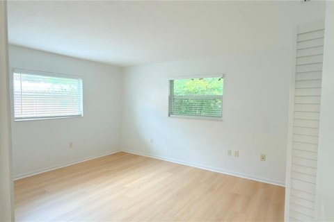 Commercial property in New Port Richey, Florida 4 bedrooms, 228.91 sq.m. № 2377884 - photo 21