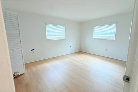 Commercial property in New Port Richey, Florida 4 bedrooms, 228.91 sq.m. № 2377884 - photo 8