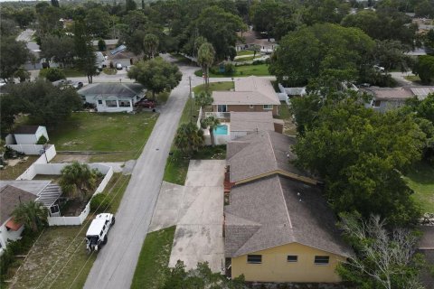 Commercial property in New Port Richey, Florida 4 bedrooms, 228.91 sq.m. № 2377884 - photo 11