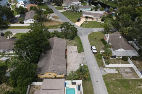Commercial property in New Port Richey, Florida 4 bedrooms, 228.91 sq.m. № 2377884 - photo 14