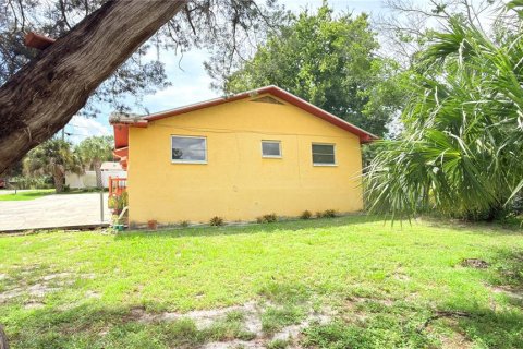 Commercial property in New Port Richey, Florida 4 bedrooms, 228.91 sq.m. № 2377884 - photo 19