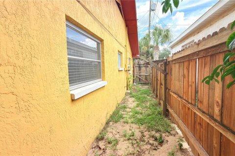 Commercial property in New Port Richey, Florida 4 bedrooms, 228.91 sq.m. № 2377884 - photo 28