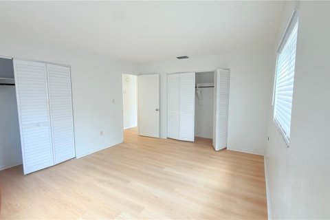 Commercial property in New Port Richey, Florida 4 bedrooms, 228.91 sq.m. № 2377884 - photo 23