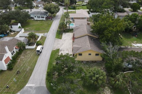 Commercial property in New Port Richey, Florida 4 bedrooms, 228.91 sq.m. № 2377884 - photo 12