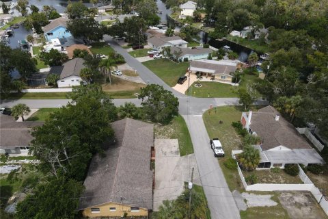 Commercial property in New Port Richey, Florida 4 bedrooms, 228.91 sq.m. № 2377884 - photo 13