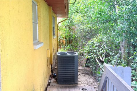 Commercial property in New Port Richey, Florida 4 bedrooms, 228.91 sq.m. № 2377884 - photo 26
