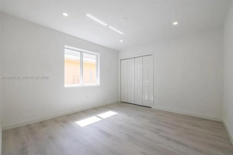 House in Miami, Florida 3 bedrooms, 164.99 sq.m. № 2025649 - photo 5