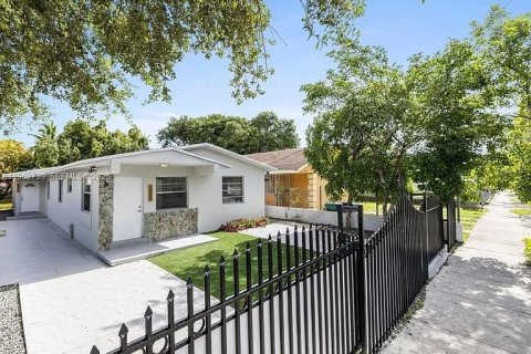 House in Miami, Florida 3 bedrooms, 164.99 sq.m. № 2025649