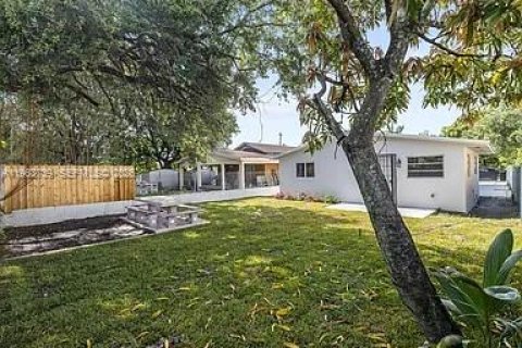 House in Miami, Florida 3 bedrooms, 164.99 sq.m. № 2025649 - photo 8