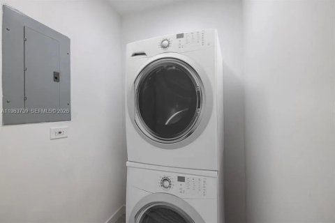 House in Miami, Florida 3 bedrooms, 164.99 sq.m. № 2025649 - photo 7