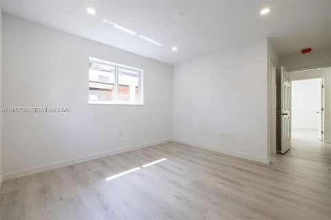 House in Miami, Florida 3 bedrooms, 164.99 sq.m. № 2025649 - photo 4