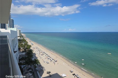 Condominio en alquiler en Hollywood, Florida, 2 dormitorios, 127.09 m2 № 2016627 - foto 3