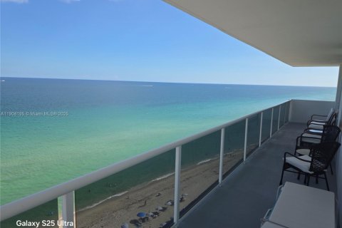 Condominio en alquiler en Hollywood, Florida, 2 dormitorios, 127.09 m2 № 2016627 - foto 2