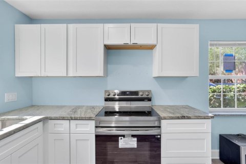 Condo in Saint Petersburg, Florida, 1 bedroom № 2105248 - photo 11