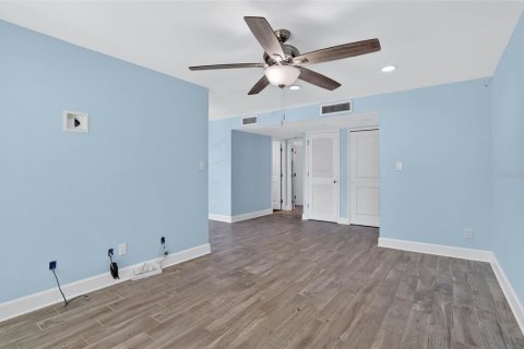 Condo in Saint Petersburg, Florida, 1 bedroom № 2105248 - photo 8