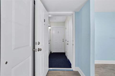 Condo in Saint Petersburg, Florida, 1 bedroom № 2105248 - photo 5