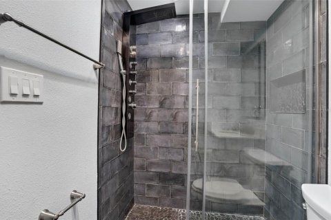 Condo in Saint Petersburg, Florida, 1 bedroom № 2105248 - photo 19
