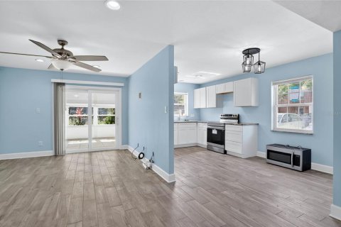 Condo in Saint Petersburg, Florida, 1 bedroom № 2105248 - photo 6