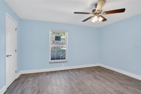 Condo in Saint Petersburg, Florida, 1 bedroom № 2105248 - photo 13
