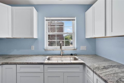 Condo in Saint Petersburg, Florida, 1 bedroom № 2105248 - photo 12
