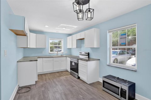 Condo in Saint Petersburg, Florida, 1 bedroom № 2105248 - photo 9