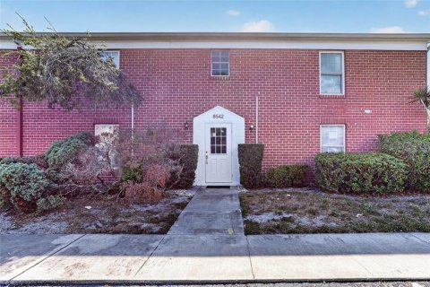 Condo in Saint Petersburg, Florida, 1 bedroom № 2105248 - photo 2