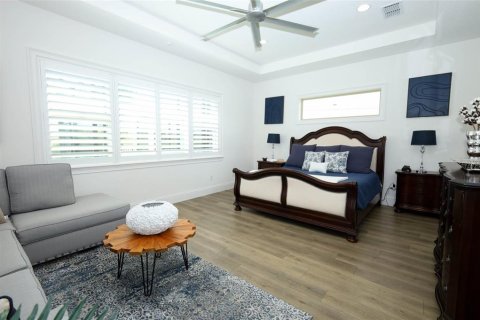 House in Winter Garden, Florida 5 bedrooms, 406.54 sq.m. № 2237543 - photo 22