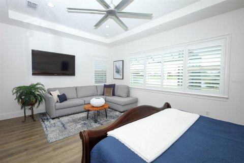 House in Winter Garden, Florida 5 bedrooms, 406.54 sq.m. № 2237543 - photo 23