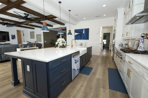 House in Winter Garden, Florida 5 bedrooms, 406.54 sq.m. № 2237543 - photo 15