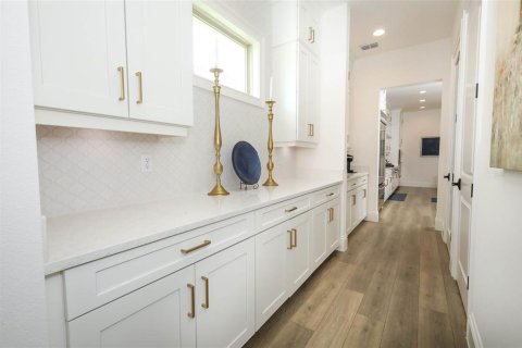 House in Winter Garden, Florida 5 bedrooms, 406.54 sq.m. № 2237543 - photo 9