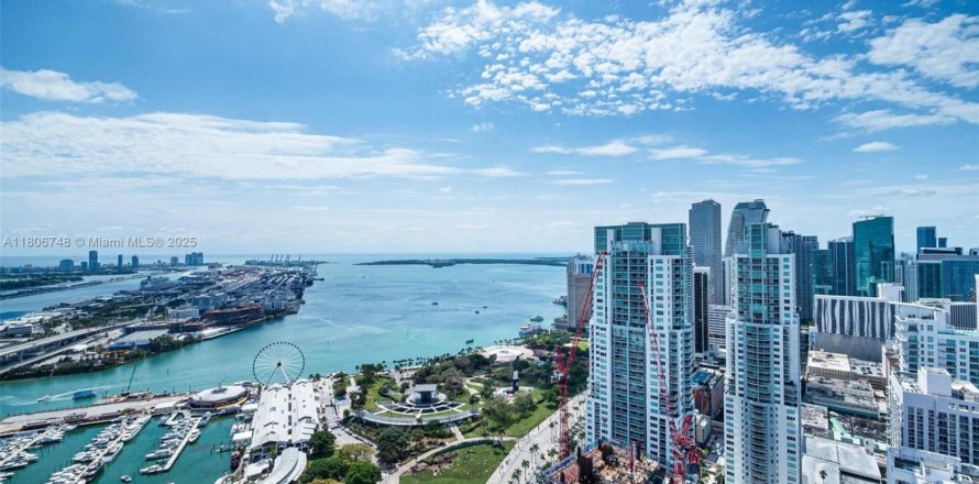 Condominio en Miami, Florida, 3 dormitorios  № 2012614