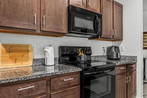 House in Valrico, Florida 4 bedrooms, 215.9 sq.m. № 2229156 - photo 10