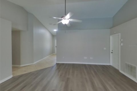 Villa ou maison à louer à Spring Hill, Floride: 4 chambres, 194.72 m2 № 1911899 - photo 3