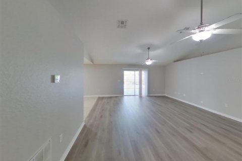 Villa ou maison à louer à Spring Hill, Floride: 4 chambres, 194.72 m2 № 1911899 - photo 2