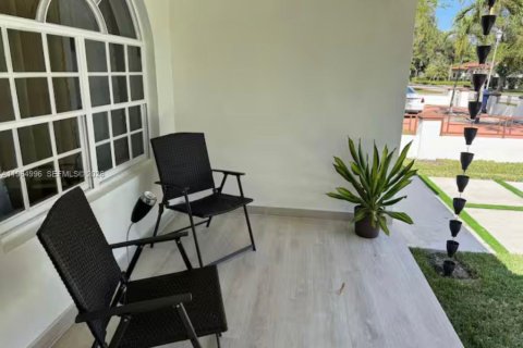 Купить виллу или дом в Майами-Спрингс, Флорида 2 спальни, 147.99м2, № 2027502 - фото 3