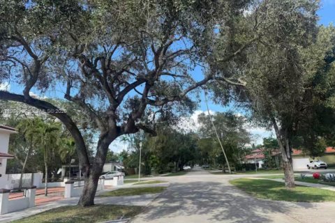 Купить виллу или дом в Майами-Спрингс, Флорида 2 спальни, 147.99м2, № 2027502 - фото 18