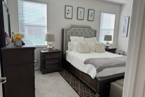House in Davenport, Florida 4 bedrooms, 247.21 sq.m. № 2150989 - photo 18