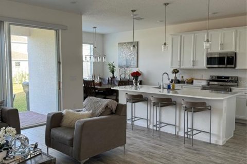 House in Davenport, Florida 4 bedrooms, 247.21 sq.m. № 2150989 - photo 6
