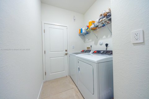 House in Homestead, Florida 4 bedrooms, 193.7 sq.m. № 1743901 - photo 19