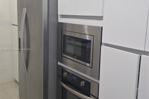 Снять в аренду кондоминиум в Майами, Флорида 2 спальни, 84.91м2, № 1932345 - фото 6