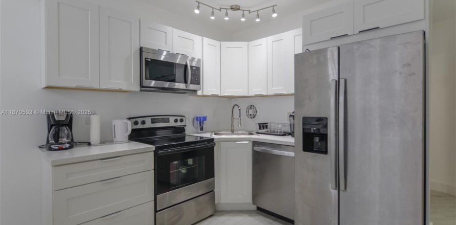 Condo in Hallandale Beach, Florida, 1 bedroom № 1895445