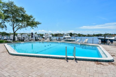 Condo in Stuart, Florida, 2 bedrooms № 2247062 - photo 27