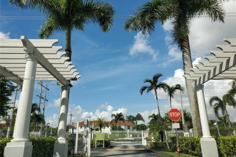 Снять в аренду таунхаус в Дорал, Флорида 3 спальни, 135.64м2, № 1955591 - фото 3