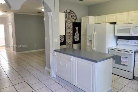 Снять в аренду таунхаус в Дорал, Флорида 3 спальни, 135.64м2, № 1955591 - фото 8
